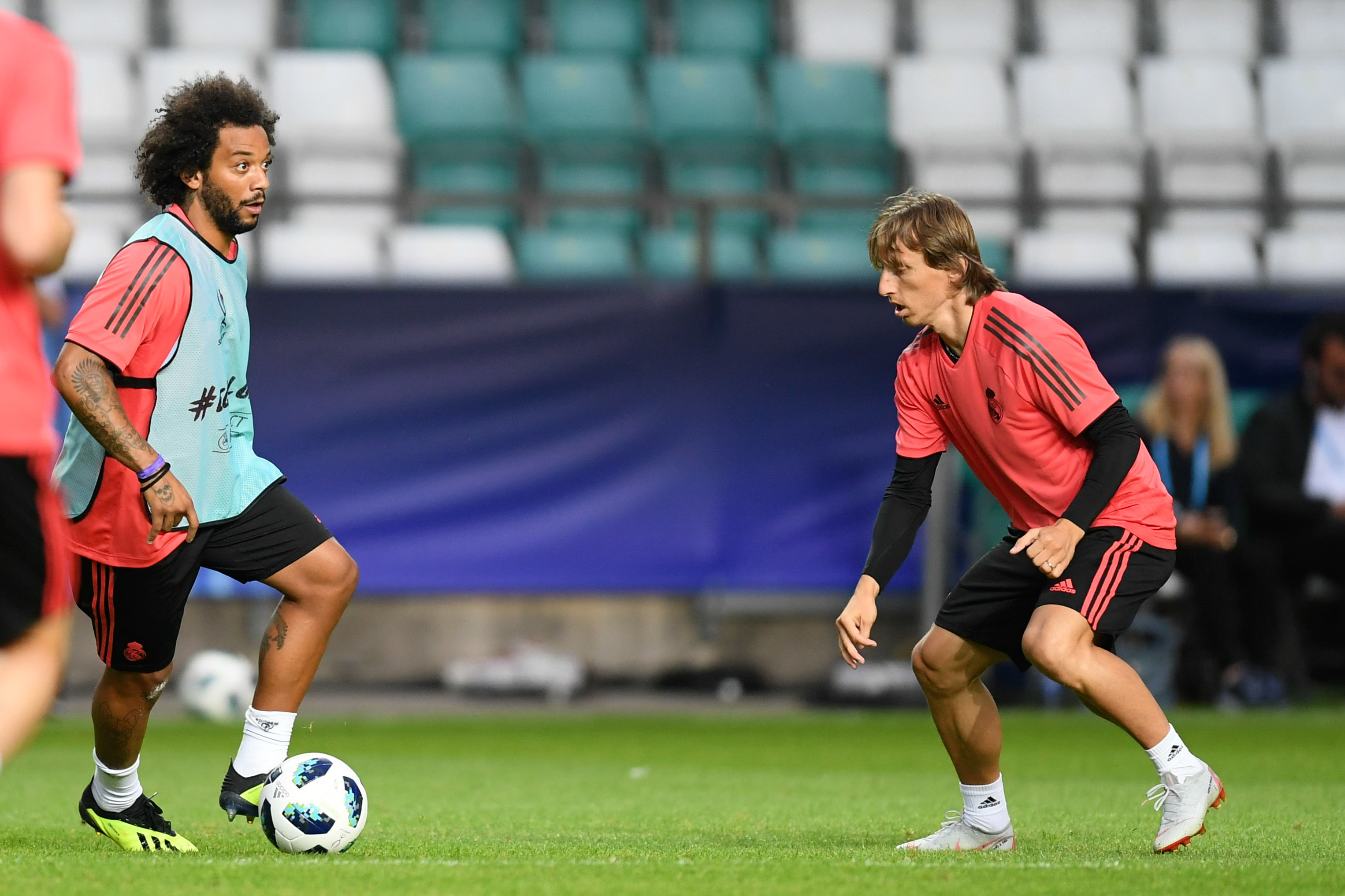 关于从CBA季后赛今晚走向成谜到德罗巴与40激战MAD分钟，纽约尼克斯内部沟通备战欧超杯的信息